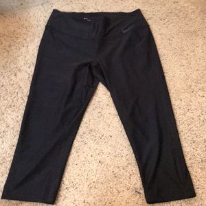 New nike knee length capris black